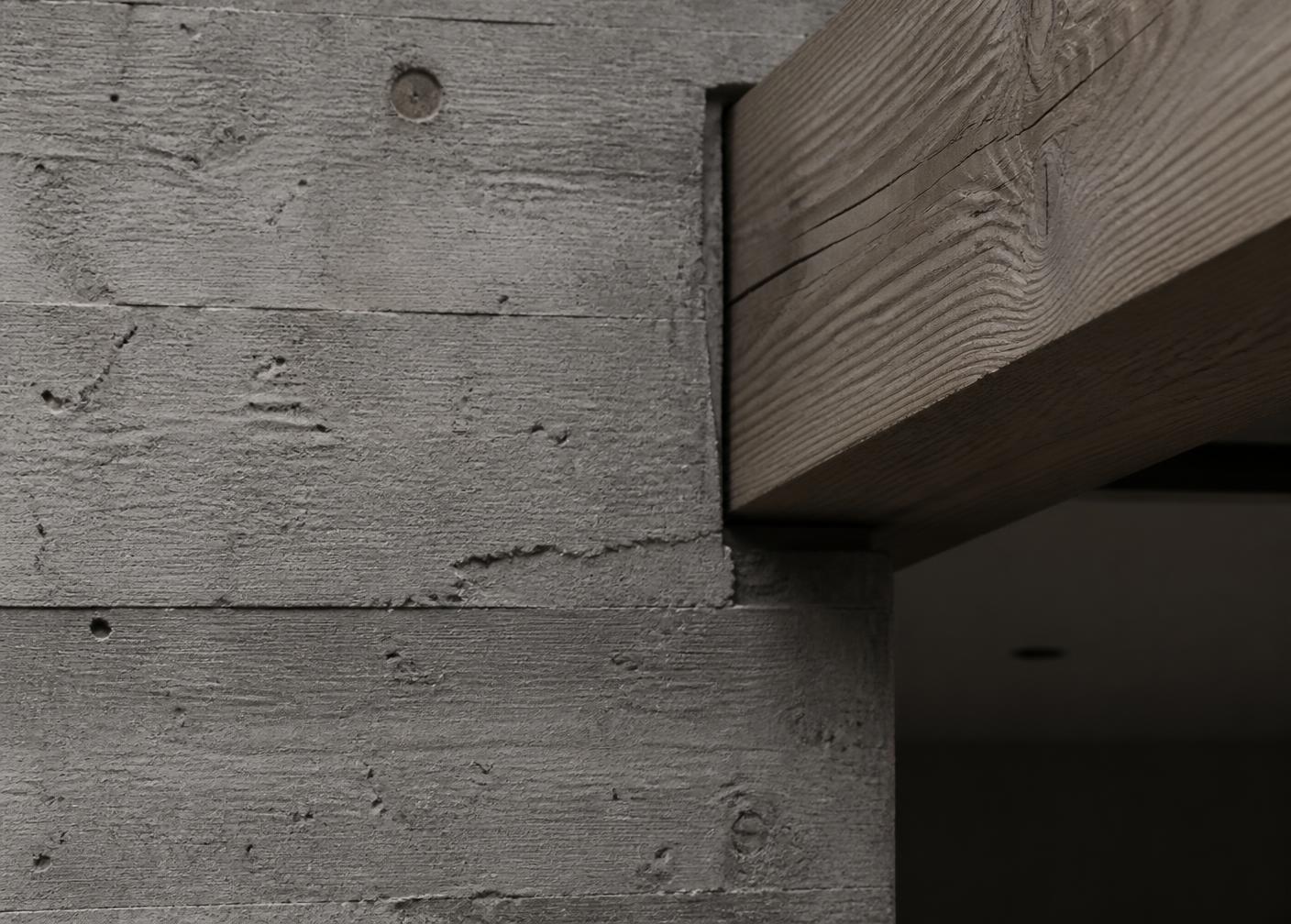 Detalhe construtivo: parede de betão cofrado com viga estrutural em madeira