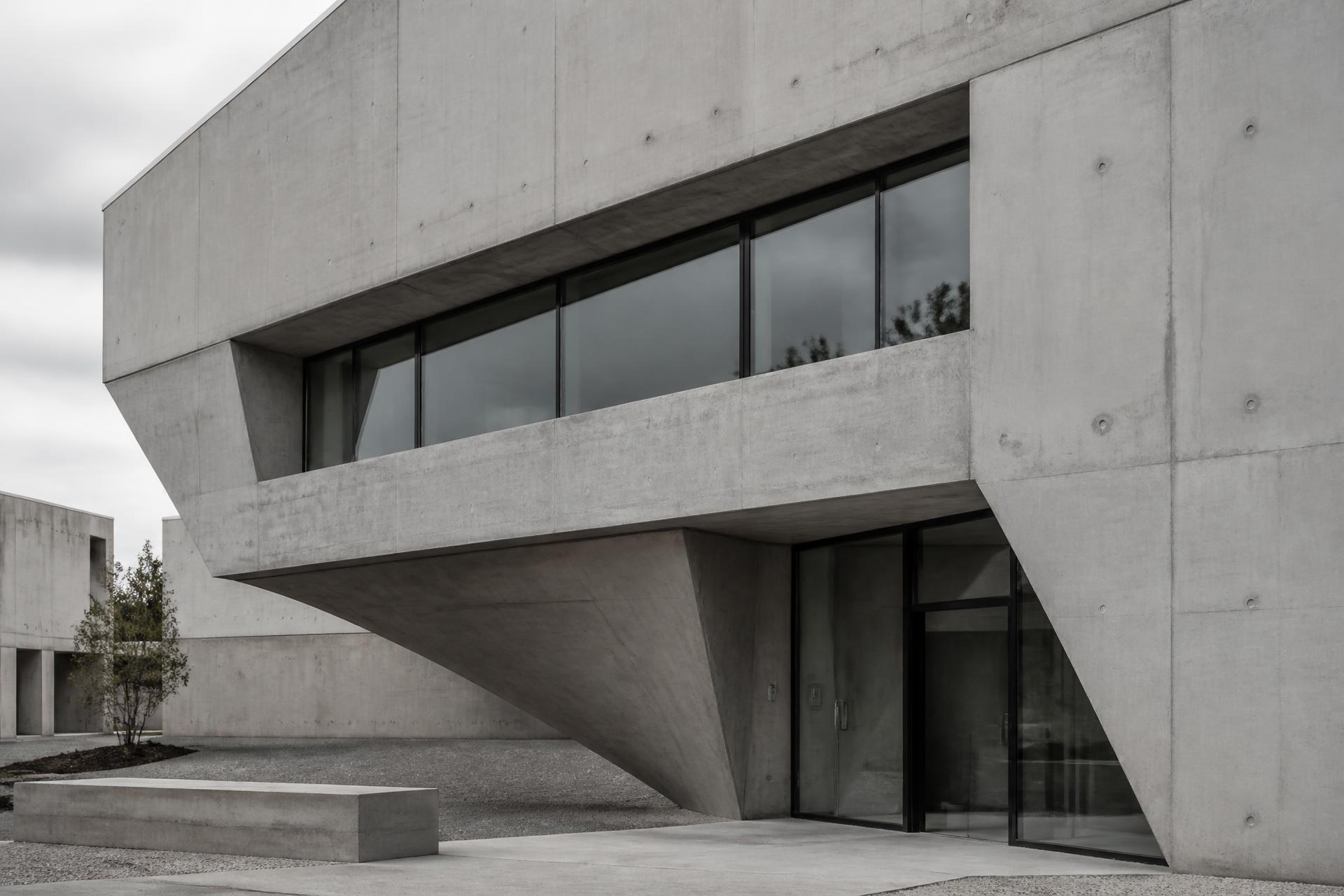 Fachada em betão à vista com panos de vidro, arquitetura contemporânea portuguesa